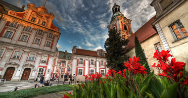 Zdjęcie przedstawia budynek Urzędu Miasta Poznania.