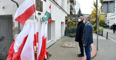 Na zdjęciu widać Grzegorza Ganowicza, przewodniczącego rady miasta oraz Jędrzeja Solarskiego, zastępce prezydenta Poznania składajacych kwiaty pod tablicą upamiętaniającą Petera Mansfelda.