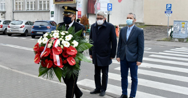 Na zdjęciu widać Grzegorza Ganowicza, przewodniczącego rady miasta, Jędrzeja Solarskiego, zastępce prezydenta Poznania oraz strażnika miejskiego składajacych kwiaty pod tablicą upamiętaniającą Petera Mansfelda.
