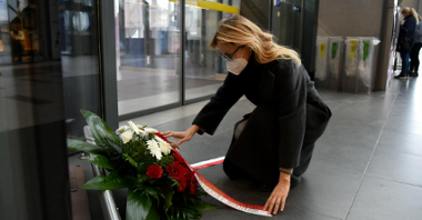 Na zdjęciu Joanna Skrzypek, zastępca dyrektora Gabinetu Prezydenta Urzędu Miasta Poznania składająca kwiaty pod tablica upamiętniajacą pomoc, jaką nieśli poznaniacy walczącym Węgrom.