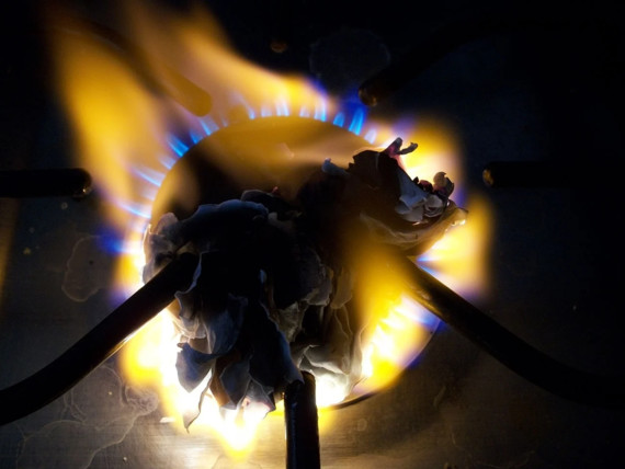Zdjęcie przedstawia palącą się kuchenkę gazową. - grafika artykułu