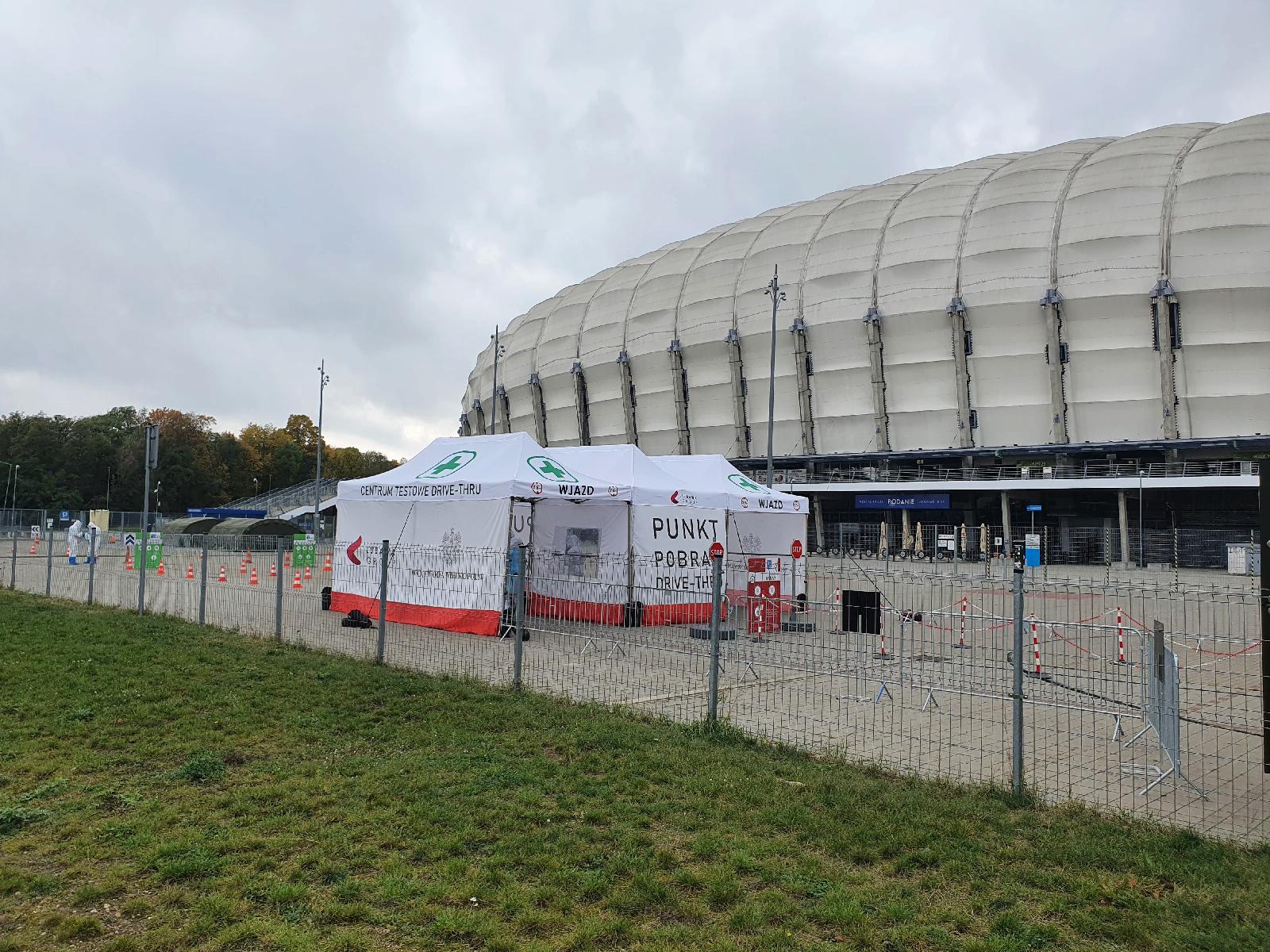 Zdjęcie punktu poboru wymazów. Namiot stoi przy miejskim stadionie. - grafika artykułu