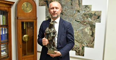 Na zdjęciu Bartosz Guss, zastępca prezydenta Poznania ze statuetką nagrody im. Jana Baptysty Quadro