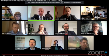 Na zdjęciu zrzut ekranu z platformy konferencyjnej online. W okienkach twarze uczestniów konferencji.