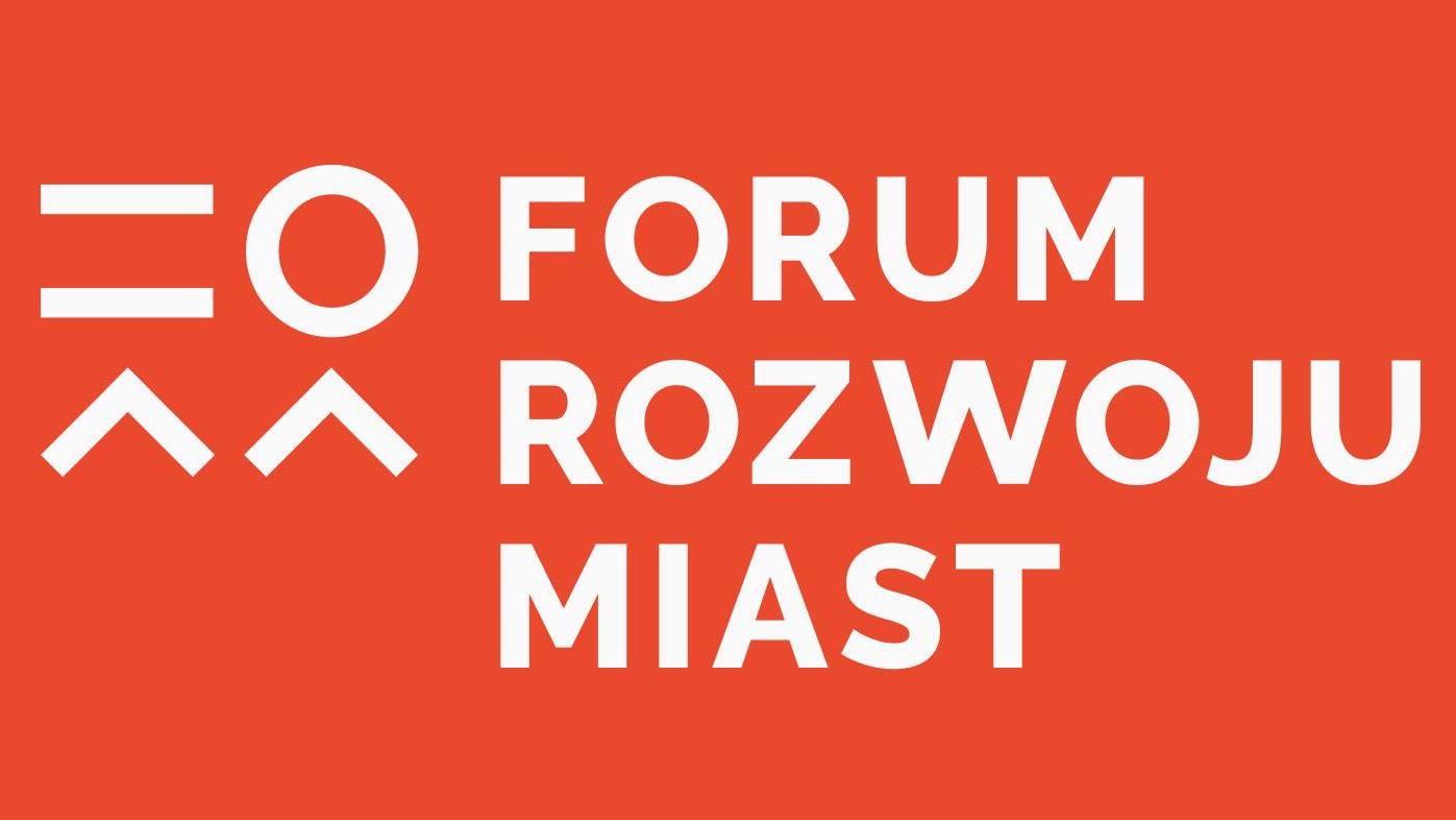Logo, na którym znajduje się napis: Forum Rozwoju Miast (biały napis na czerwonym tle). - grafika artykułu