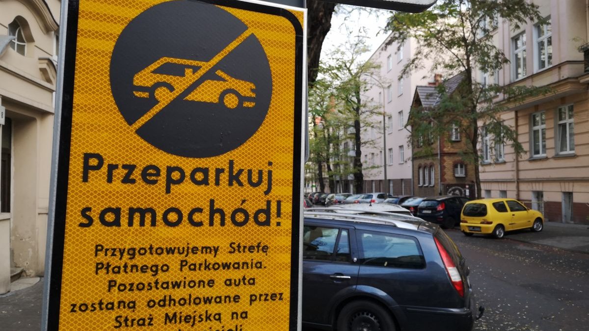 Znak informujący o przeparkowaniu samochodów