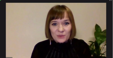 Screen z ekranu - zdjęcie przedstawia Monikę Glossowitz, laureatkę Stypendium im. Stanisława Barańczaka.