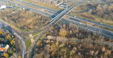 Widok z lotu ptaka na wiadukt przy ul. Kurlandzkiej i ulicach dochodzących