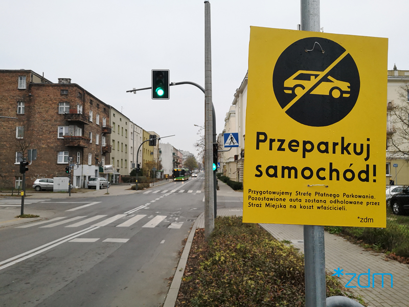 Znak przypominający o przeparkowaniu samochodu w związku z pracami - grafika artykułu
