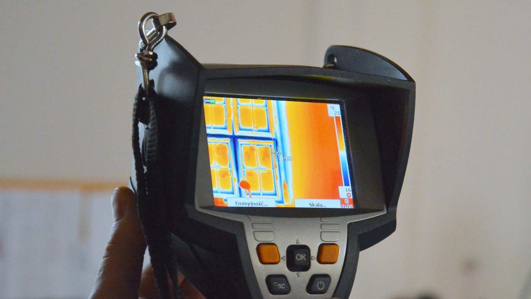 Zdjęcie przedstawia sprzęt do prowadzenia badań termowizyjnych.