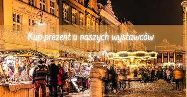 Zdjęcie przedstawia Betlejem Poznańskie na Starym Rynku. Widać na nim stragany i tłum ludzi.