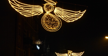 Świąteczne iluminacje w kształcie aniołów.