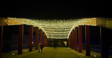Na zdjeciu most ozdobiony świątecznymi iluminacjami.