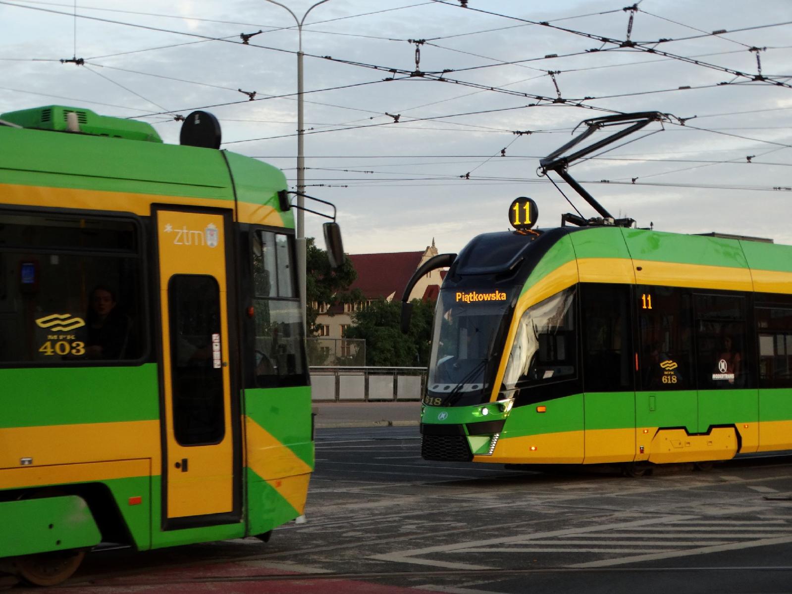 Dwa tramwaje jadące w przeciwnych kierunkach - grafika artykułu