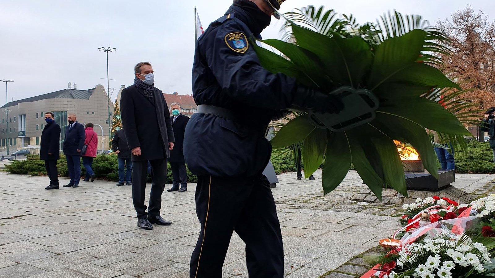 Składanie kwiatów na placu Mickiewicza
