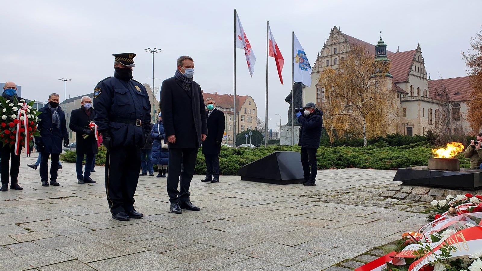 Składanie kwiatów na placu Mickiewicza