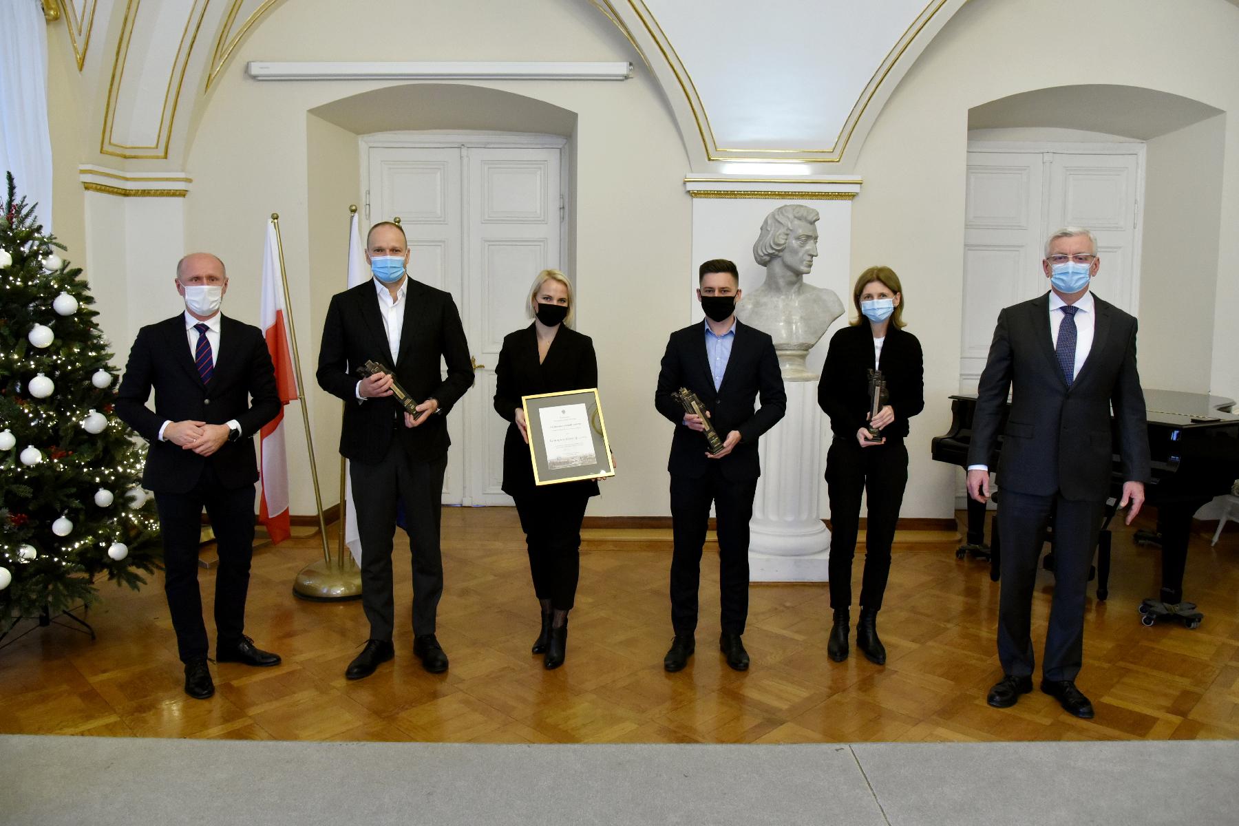 Laureaci trzeciej odsłony konkursu Architectus civitatis nostrae. W dloniach trzymają dyplomy i statuetki. - grafika artykułu