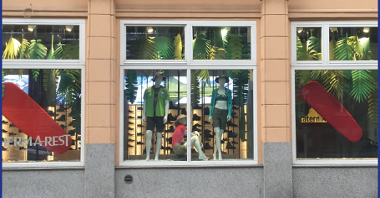 Zdjęcie przedstawia budynek, w którym mieści się sklep.
