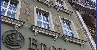Zdjęcie przedstawia szyld restauracji Browaria, umieszczony na budynku.