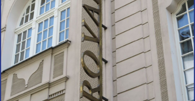Zdjęcie przedstawia napis umieszczony na budynku, w którym znajduje się restauracja Browaria.