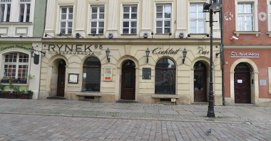 Zdjęcie przedstawia budynek na Starym Rynku, w którym mieści się restauracja.