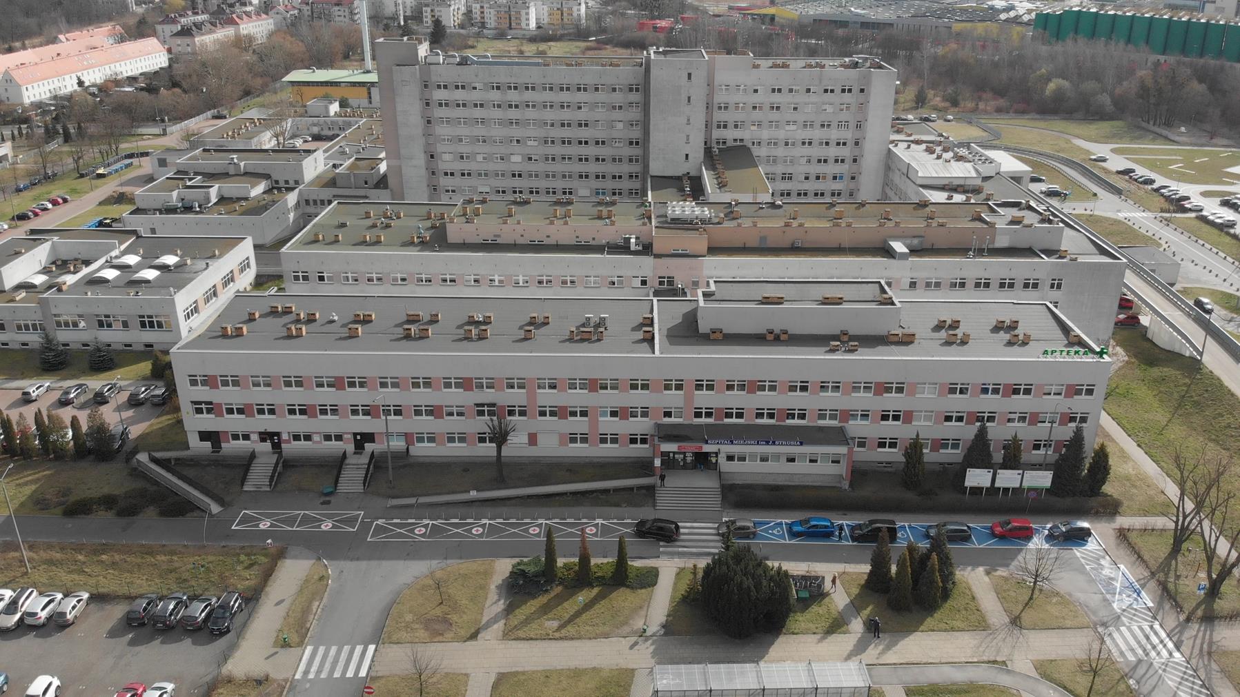 Zdjęcie przedstawia szpital im. J. Strusia widziany z lotu ptaka, na pierwszym planie główne wejście i parking - grafika artykułu