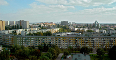 Zdjęcie przedstawia osiedle Przyjaźni. Widać na nim bloki i tereny zielone. Fotografia została zrobiona z góry.