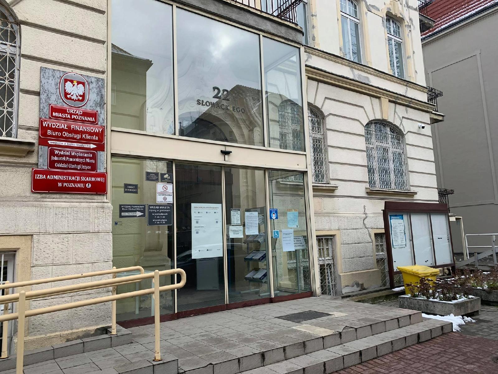 Wejście do budynku urzędu przy ul. Słowackiego 22. - grafika artykułu