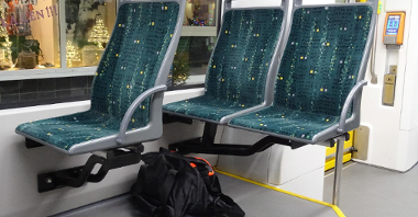 Torba zostawiona w tramwaju między siedzeniami