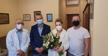 Na zdjęciu stoją obok siebie: lekarz ze Szpitala Klinicznego, Jędrzej Solarski oraz rodzice pięcioraczków - wszyscy w maseczkach