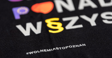 Koszulka z napisem "Szacunek ponad wszystko". Ponieżej napis "Wolne Miasto Poznan".