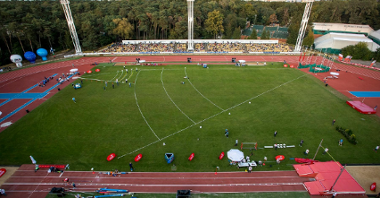 Zdjęcie przedstawia stadion na Golęcinie widziany z lotu ptaka.