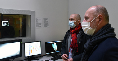 Na zdjęciu zastępca prezydenta Poznania oraz dyr. UCMW obserwują monitory, na których wyświetlają się dane