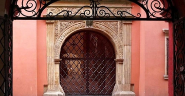 Zdjęcie przedstawia bramę wejściową do Rezerwat Archeologiczny Genius loci.