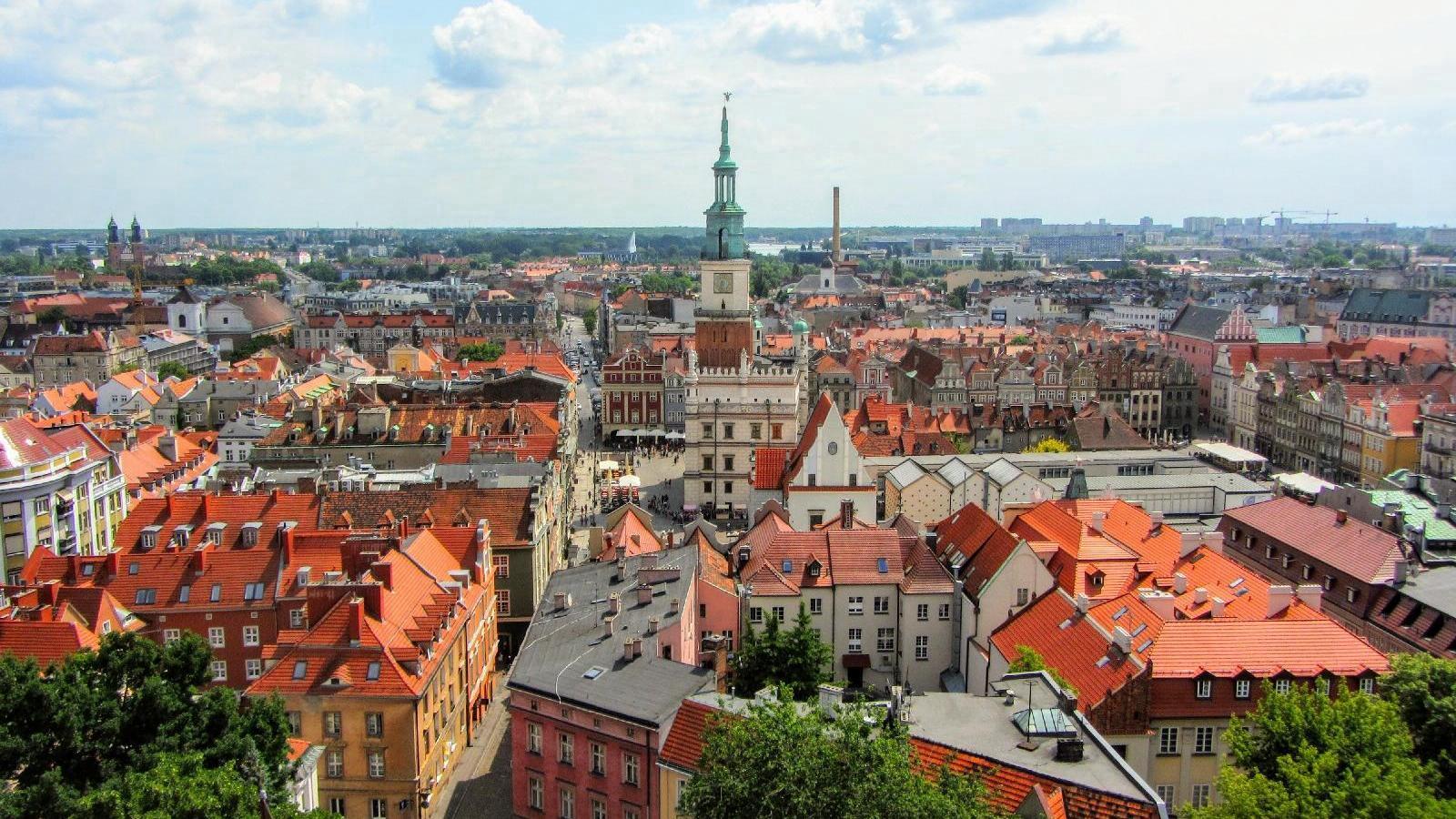 Zdjęcie przedstawia centrum Poznania, przede wszystkim Stary Rynek, widziane z góry. - grafika artykułu
