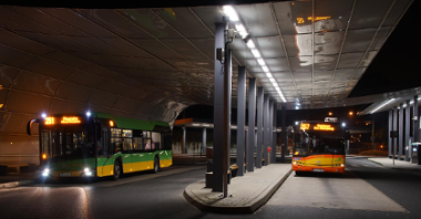 Zdjęcie przedstawia nocny autobus linii nr 257 i 251