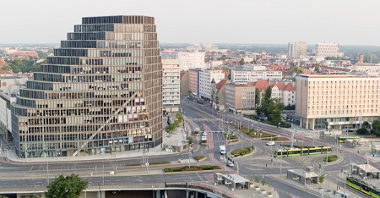 Panorama Poznania z lotu ptaka, na pierwszym planie budynek Bałtyku