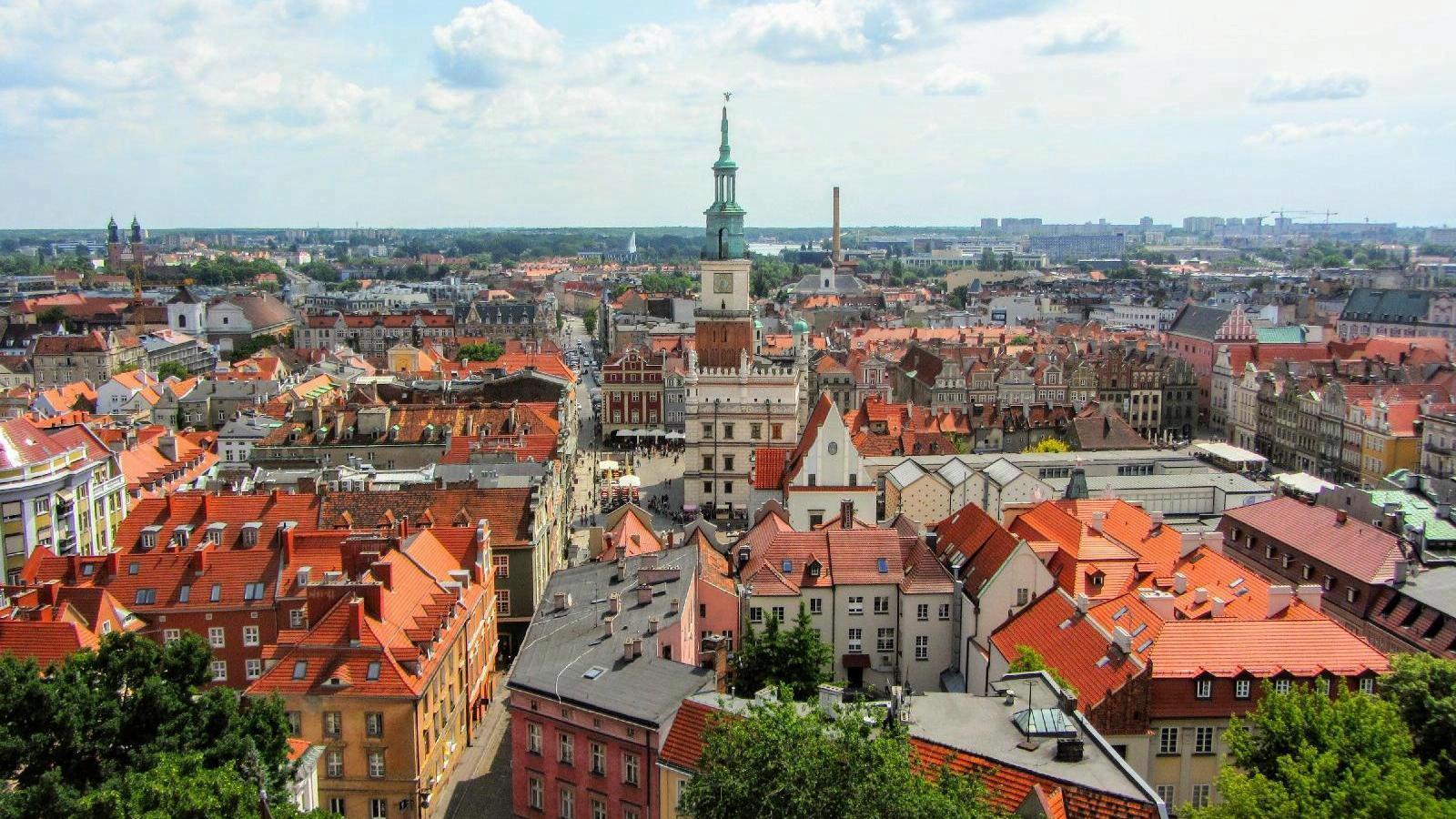 Panorama Poznania z lotu ptaka, w centrum śródmieście i budynek Ratusza - grafika artykułu