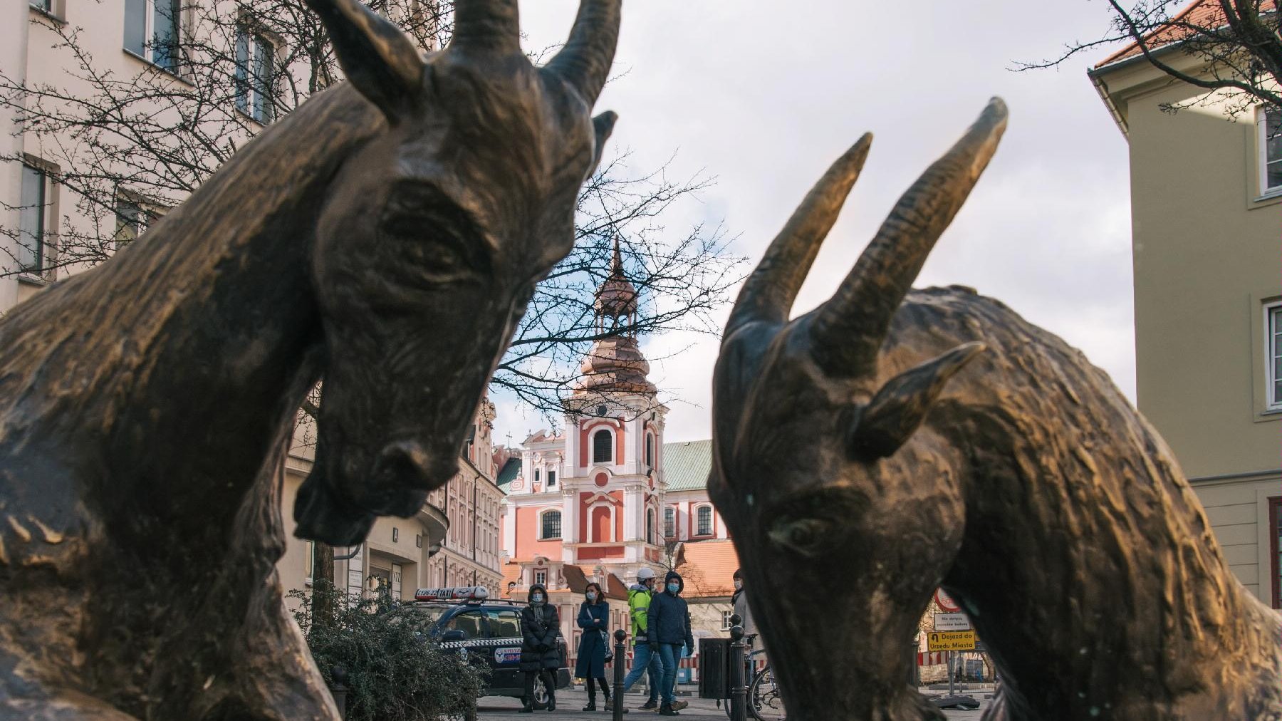 Galeria zdjęć przedstawia pomnik dwóch trykajacych się koziołków.