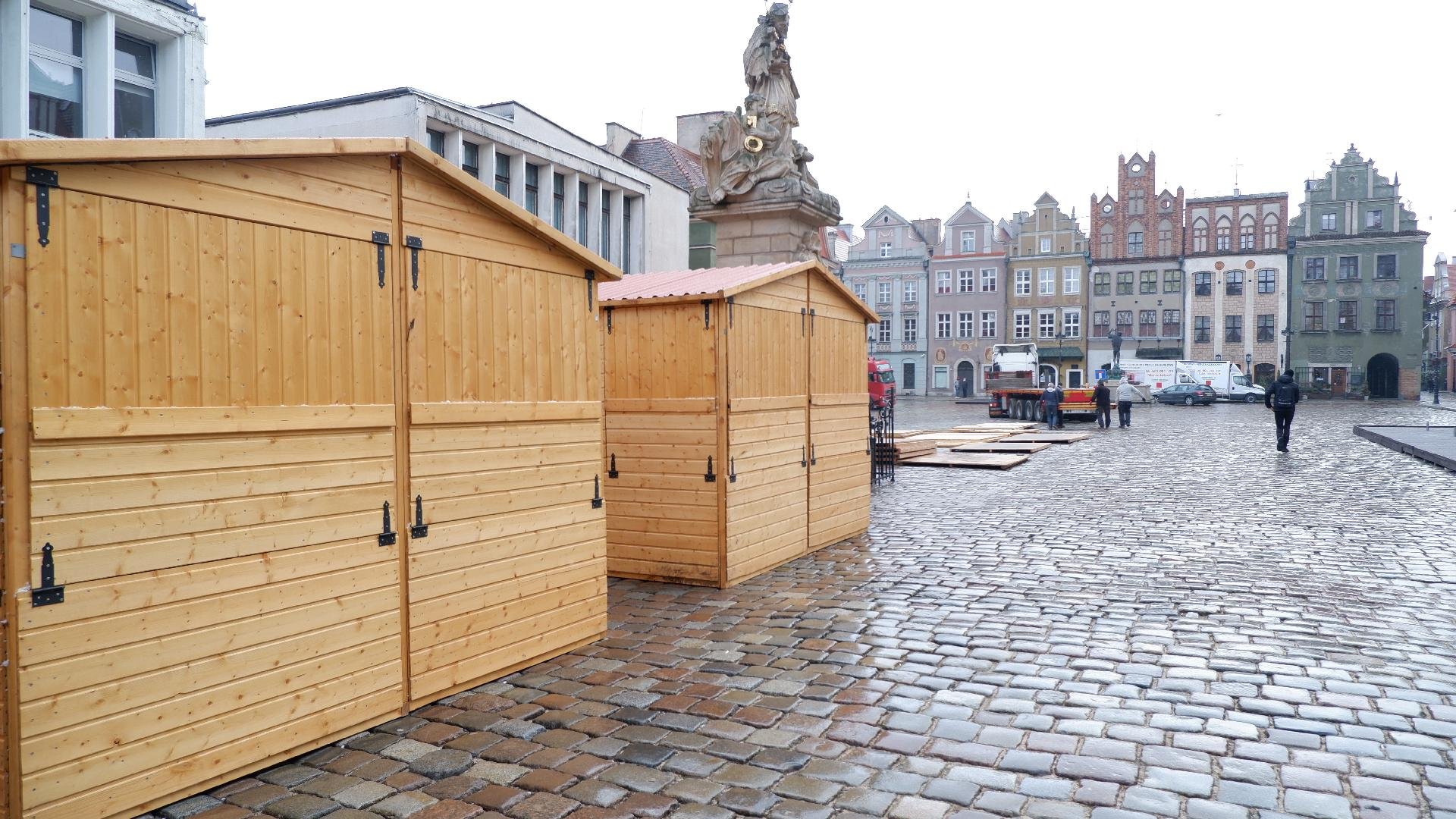 Galeria zdjęć przedstawia drewniane domki, stojące na płycie Starego Rynku.