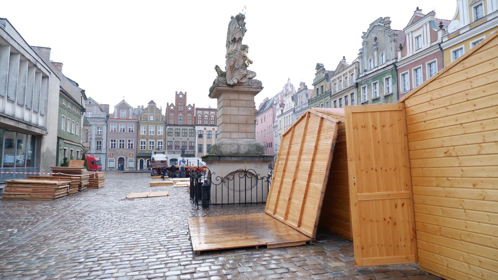 Galeria zdjęć przedstawia drewniane domki oraz drewniane płyty, stojące na płycie Starego Rynku.