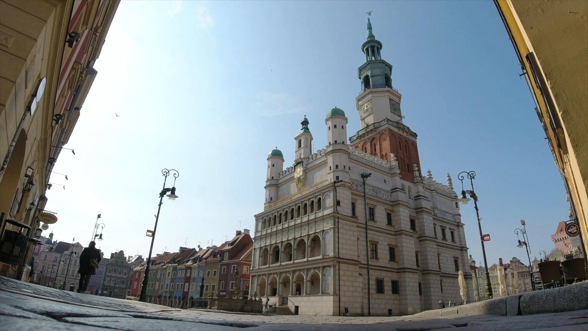 Zdjęcie przedstawia poznański Ratusz na Starym Rynku, widziany spod arkady - grafika artykułu