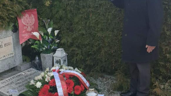 Zdjęcie Zenona Wechmanna przed grobem Leonarda Bury