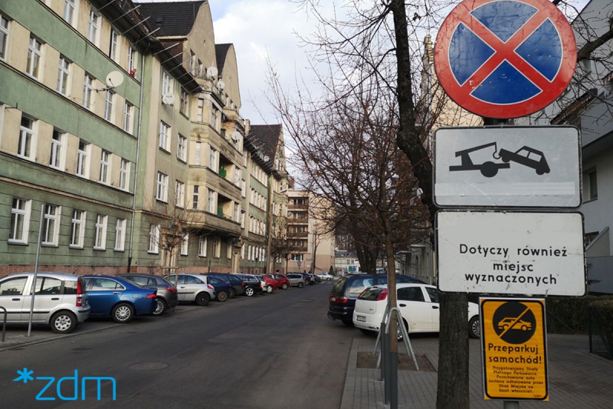 Zdjęcie pokazuje oznakowanie na wildeckiej ulicy w związku z wprowadzaniem Strefy Płatnego Parkowania - grafika artykułu