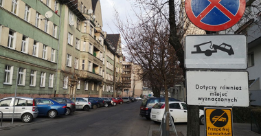 Zdjęcie pokazuje oznakowanie na wildeckiej ulicy w związku z wprowadzaniem Strefy Płatnego Parkowania