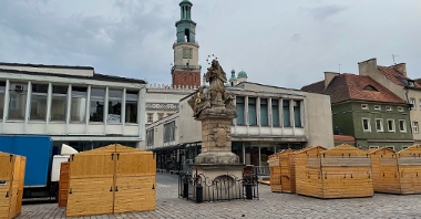 Galeria zdjęć przedstawia montaż drewnianych domków handlowych na Starym Rynku.