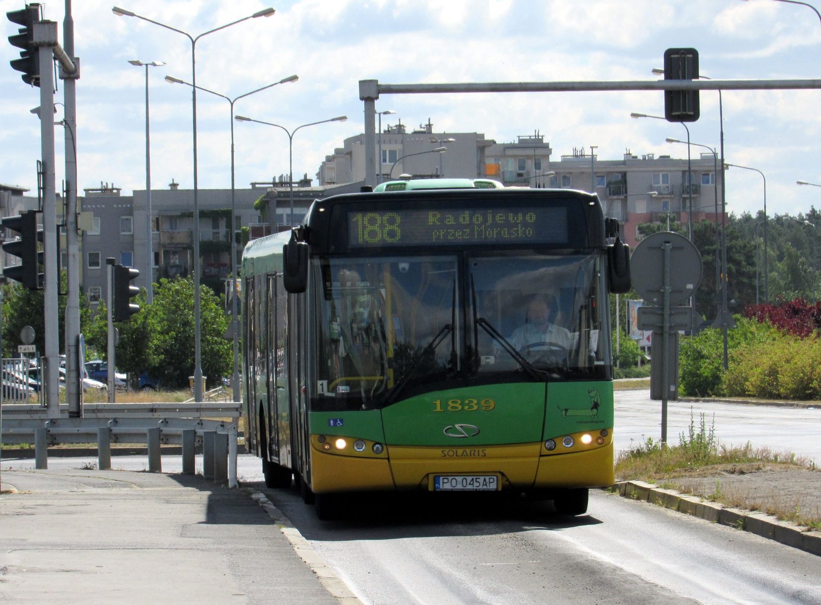 Zdjęcie przedstawia autobus linii 188 - grafika artykułu