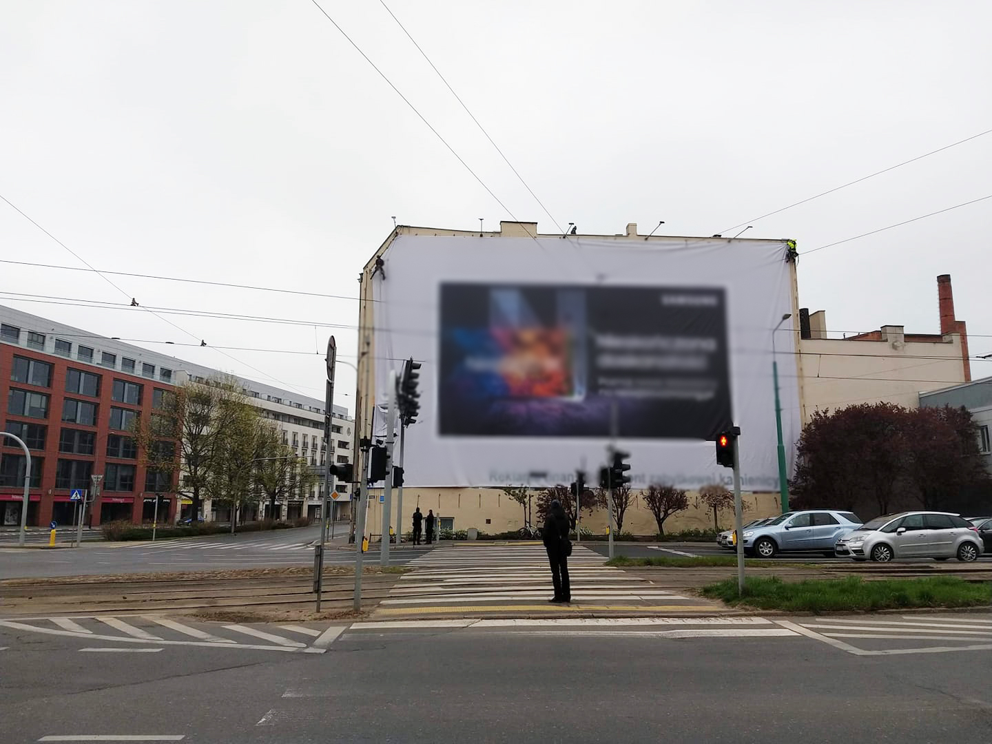 Galeria zdjęć przedstawia wielkoformatowe nieleglane reklamy zainstalowane na budynkach w centrum miasta. - grafika artykułu