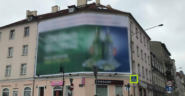 Galeria zdjęć przedstawia wielkoformatowe nieleglane reklamy zainstalowane na budynkach w centrum miasta.