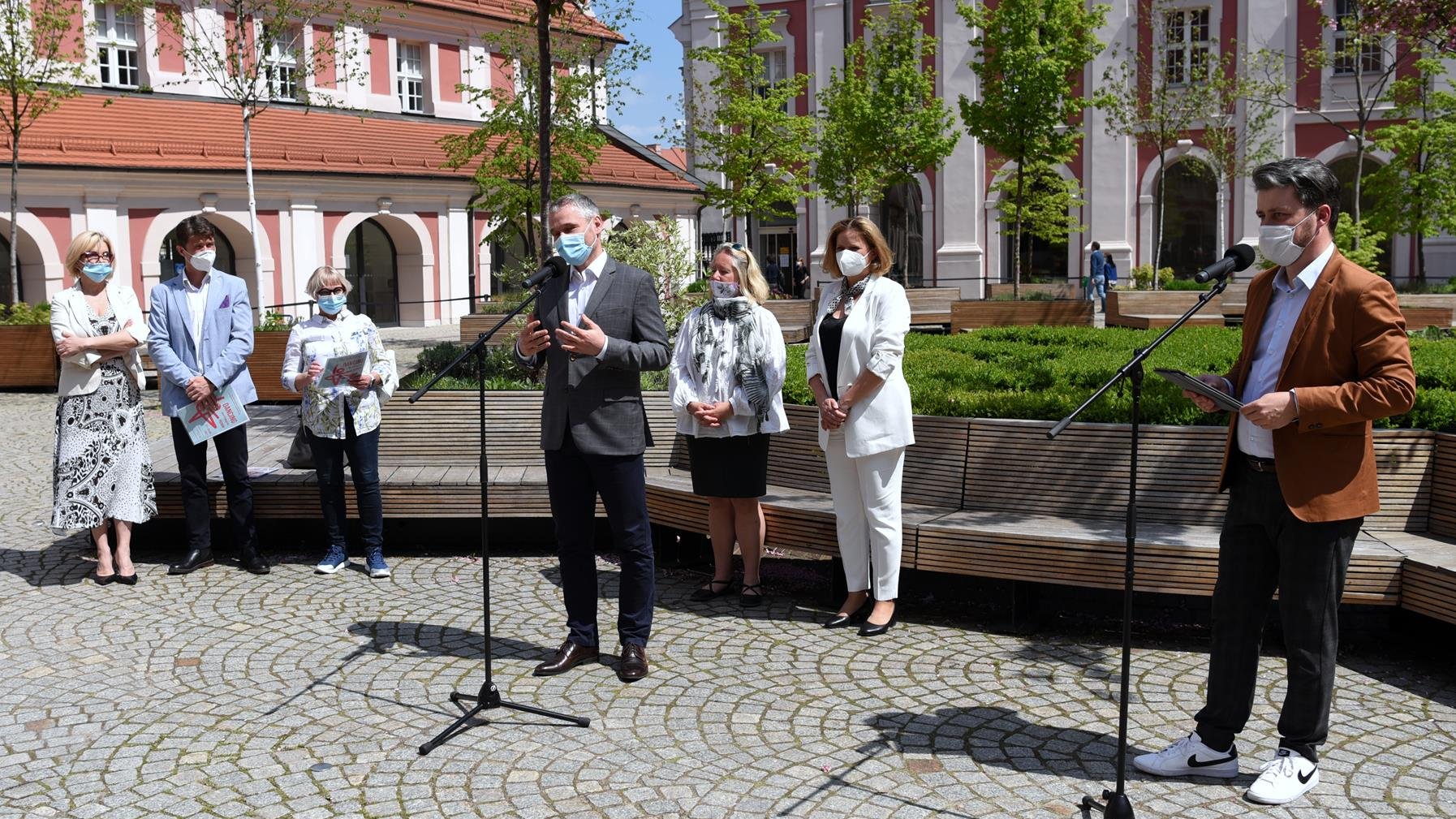 Zdjęcie z konferencji prasowej. W centrum, przy mikrofonie Jędrzej Solarski, wokół niego organizatorzy wydarzeń kulturalnych. Obok przy mikrofonie Marcin Kostaszuk - grafika artykułu